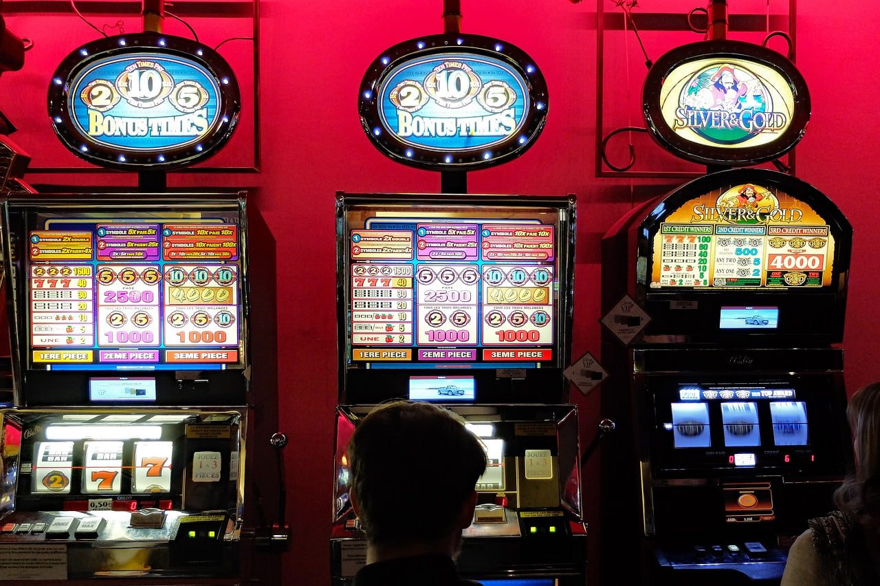 Starburst slot game interface on hadiah138 login showing five reels and expanding wild feature